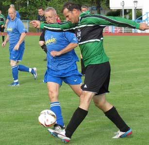 René Lehmann flankt vor Holger Hofmann.