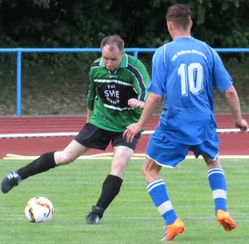 Kai Löschner versucht ein Dribbling gegen René Hommel (10).