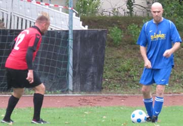 Andreas Haude führt vor Heiko Bandulewitz den Ball.