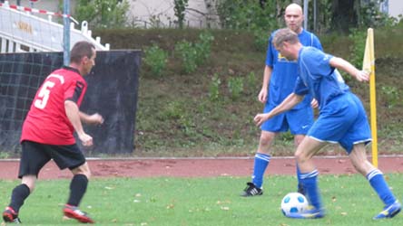 ... versucht gegen Michael Matschinko ein Dribbling.