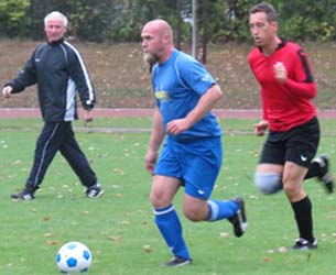 Schiedsrichter Hartmut Paul beobachtet Daniel Ehrlich im Laufduell vor Jörg Stelzer.