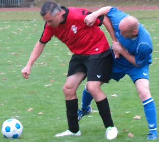 Stephan Schneider sichert den Ball vor Mario Knauthe.