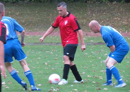 Stephan Schneider führt den Ball vor Mario Knauthe.