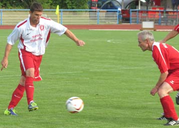 Andreas Hoy versucht ein Dribbling gegen Hagen Zimare.