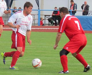 Andreas Hoy versucht ein Dribbling gegen Peter Pordzik.