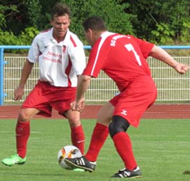 Peter Pordzik dribbelt gegen Karl-Heinz Kmoch.