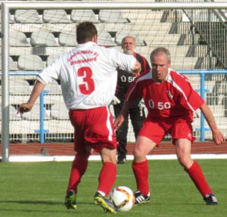 Andreas Hoy dribbelt gegen Hagen Zimare.