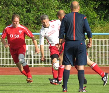 Siegmar Uhlmann beobachtet Ralf Pagels.