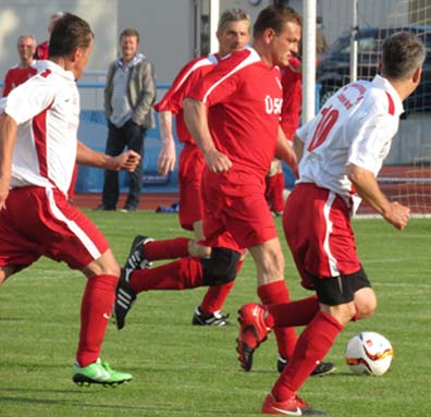 Peter Pordzik führt den Ball, beobachtet von Andreas Hoy, Roland Heinzl und Ralf Pagels.