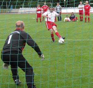 Michael Ritter verwandelt zum 2:1 für Sportfreunde 01.