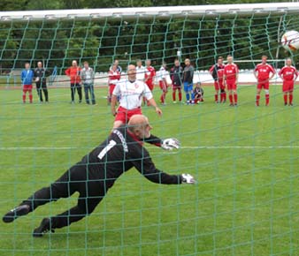 Roland Granow schießt über das Tor.