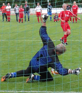 Rico Gretschel hält den Schuss von Hagen Zimare. Es bleibt beim 2:2.