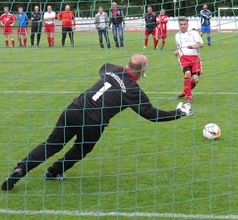 Ralf Pagels verwandelt zum 3:2 für Sportfreunde 01.