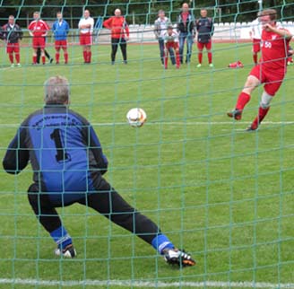 Siegmar Uhlmann trifft zum 3:3-Ausgleich.