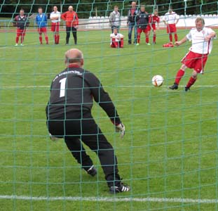 ´Kuddel´ hält den Schuss von Stephan Käppler.