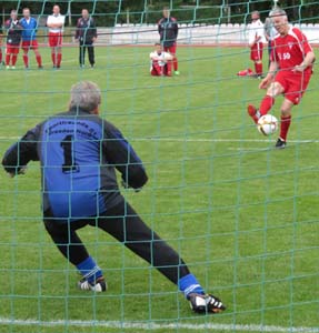 Peter Fritzsche erzielt das 4:3 für Weixdorf.