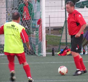 Jens Klahre versucht ein Dribbling gegen Rolf Kändler.