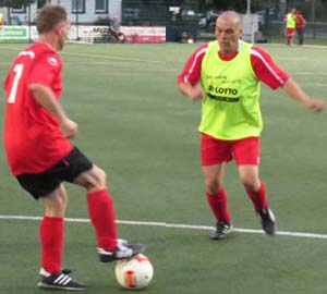 Thomas Rülker am Ball vor Tilo Beth.