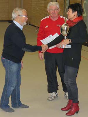 Karin Straßburger überreicht den Wanderpokal an den Kapitän des SC 1911 Großröhrsdorf.