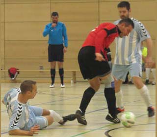 Michael Heinelt und ... bedrängen Jörg Stelzer (Freital - Striesen 3:2).