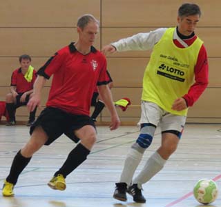 Roger Breiter vor Ronald Frank im Spiel Striesen - ESV (0:1).