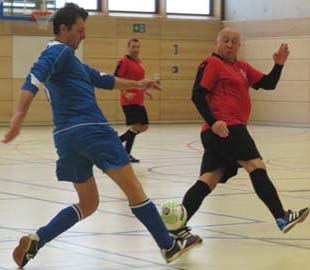 Mike Haustein versucht ... zu stören (Hellerau - Striesen 2:1).