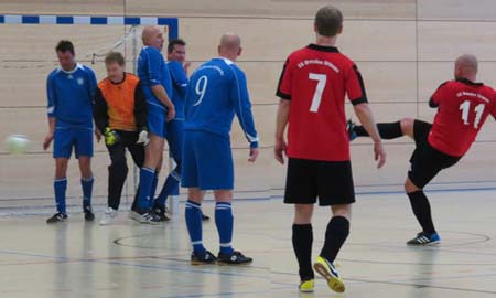 Mike Haustein zirkelt den Ball an der Hellerauer Mauer vorbei (Hellerau - Striesen 2:1).