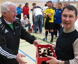 Christian Coun gratuliert dem Freitaler Kapitän.