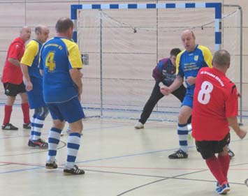 Dietmar Mieller (8) schießt auf das Heidenauer Tor im Spiel Striesen - Heidenau (0:2).