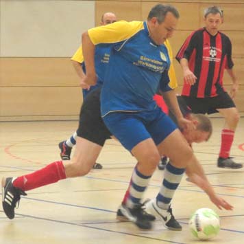 Malek Goutal sichert den Ball im Spiel Heidenau - Löbtau (2:0).