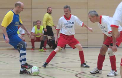 Andreas Franz gegen Roland Heinzl und Frank Zachmann im Spiel Heidenau - Weixdorf (1:2)