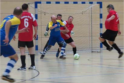 Andreas Franz gegen Frank Lubsch im Spiel Radebeul - Heidenau (0:0 / 3:2 n. S.)