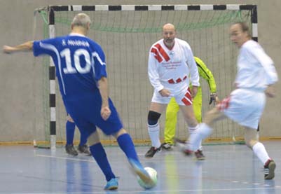 Siegmund Heidrich erzielt das 3:0 im Spiel Radeberg - Knappensee (0:3)