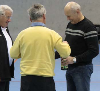 Christian Coun und Peter Schubert ehren Bernd Schwenke als besten Tormann.