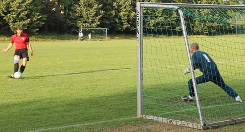 Jörg Stelzer (Striesen) schießt, aber Patrick Walzik (Freital) wird den Ball halten.