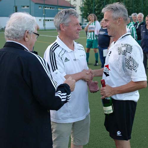 Christian Coun und Peter Schubert gratulieren dem Torschützenkönig Mathias Müller (DSC)