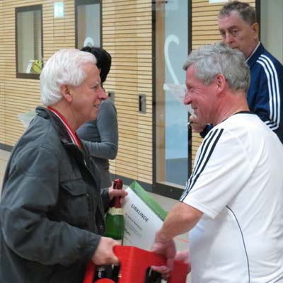 Peter Schubert ehrt Heinz Geißler, den Kapitän des Turnierdritten Radeberg