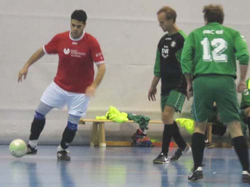 ... führt den Ball vor Lars Kuziel im Spiel ESV Dresden - Radebeuler BC 08 (0:3)