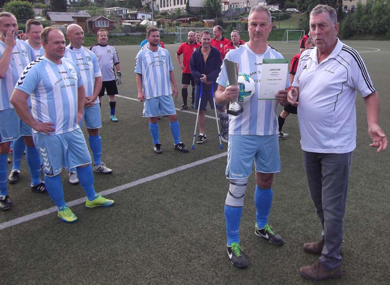 Staffelleiter Gerd Simmang gratuliert dem FV Blau-Weiß Stahl Freital zum Stadtmeistertitel.