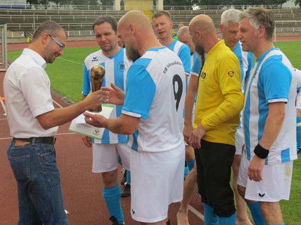 Pokalübergabe an Heiko Burmeister, Daniel Ehrlich, Gerald Schäfer, Andreas Haude, Ralf Metelmann und Lars Toepe