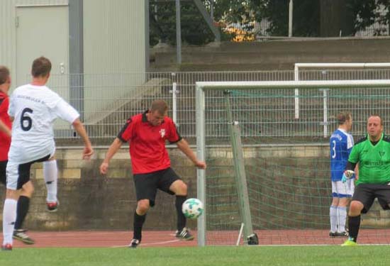 Sven Rabe, Jens Schlicke (mit Ball), Steffen Schworm (TW), ...