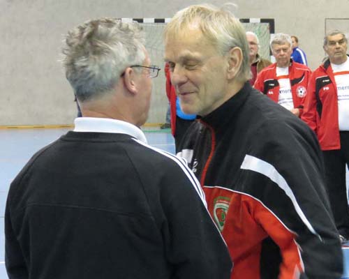 Peter Schubert ehrt den Torschützenkönig Ulrich Schubert (Müllroser SV)