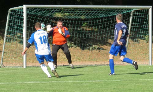 Bild 1634: 2. Minute: Gleich steht es 2:0.