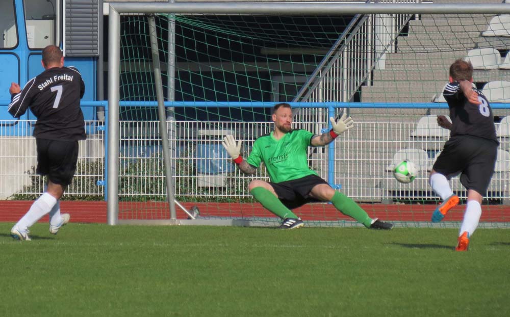 Marco Kolbe verwandelt gegen Daniel Löffler