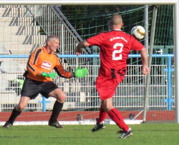 Bild 1565: Uwe Sperling trifft den Pfosten.