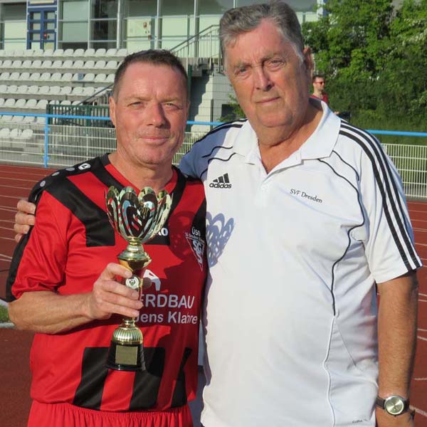 Kapitän Jens Klahre erhält von Staffelleiter Gerd Simmang den Stadtpokal