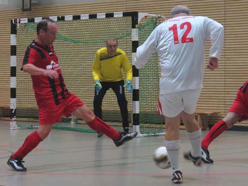 Jens Teubel zielt auf das DHfK-Tor.