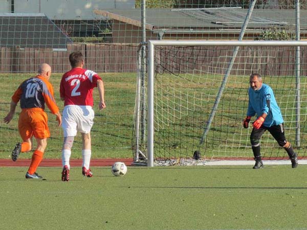 Andreas Sintke (Radeberger SV) läuft auf Radebeuls Tormann Udo Partzsch zu