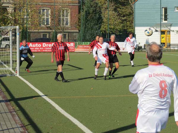Eckball durch Dietmar von Dombrowsky (8) im Spiel DSC - Einheit Radeberger (0:0)