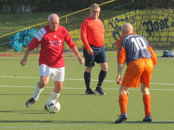 Karsten Kohler versucht ein Dribbling gegen Andreas Sintke